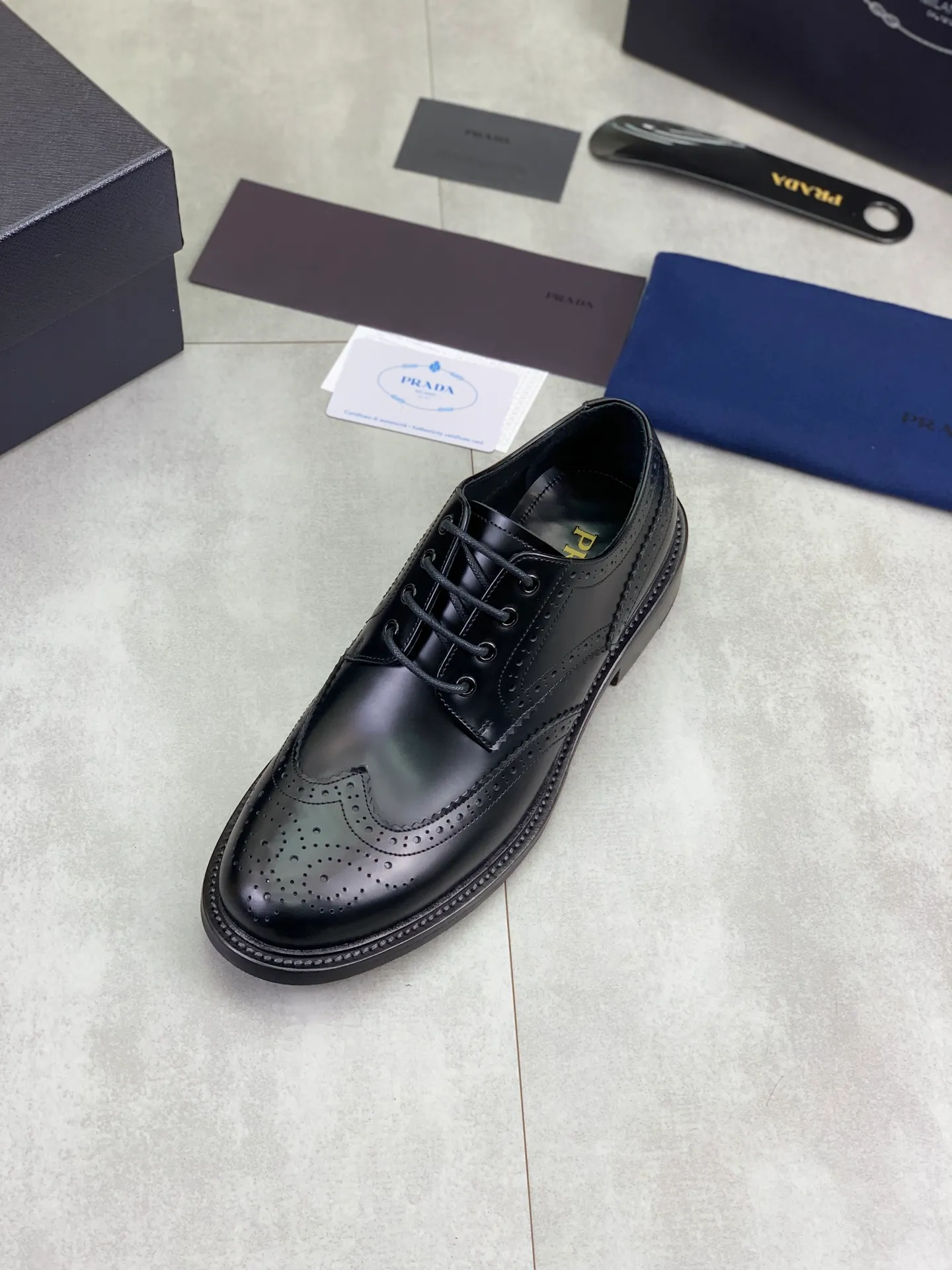 Factory price P980 💰 (genuine leather outsole series) original quality, top version 🔱 ＰＲＡＤＡPrada. Men's business casual leather shoes, top quality cow leather. 1:1 shipment⬆️Luxurious and noble👞All imported original color-changed cowhide, just to create a more comfortable wearing experience. Upper: Original comfortable selected high-end color-changed calfskin➕Top imported water-dyed full cow lining, original lightweight and comfortable high-grade genuine leather outsole✔️Code number: 39-44 (38 45 46 47 can be customized)